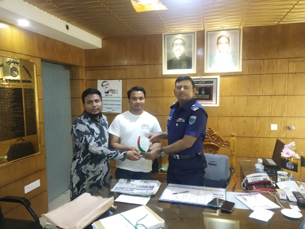 Jubaer-Ahmad-With-Police-Super-Pabna.webp